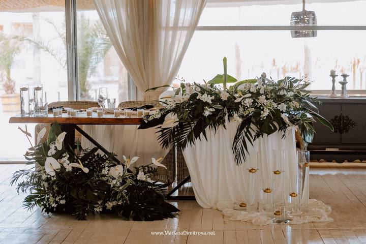 Маса на младоженците с бели цветя